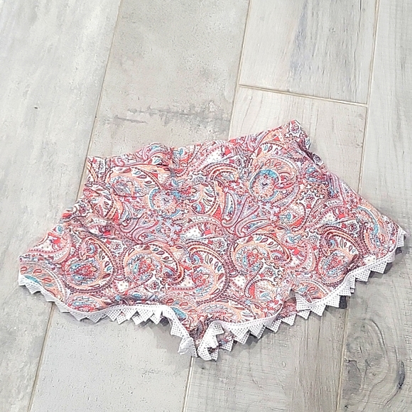 En creme short shorts  multi color size medium  @15 - Picture 1 of 4